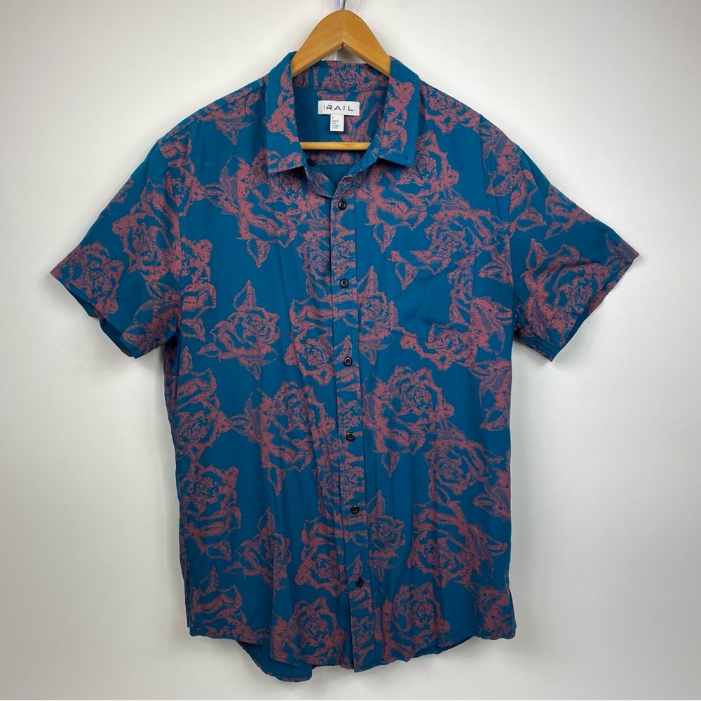 The Rail Men’s Short Sleeve Button Down Shirt Size: Large.